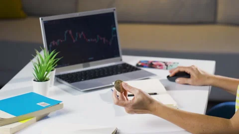 Person analyzing cryptocurrency data on laptop Vidéo 328281534