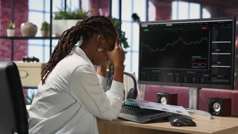 Person analyzing forex and crypto data on computer Vídeos de archivo 328277193