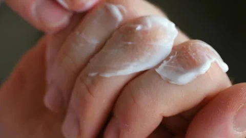 Person applying moisturizing cream on dry hands Vídeos de archivo 337829102