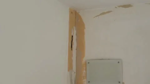Person applying plaster with a putty knife for wall repair Vídeo Stock 341362907