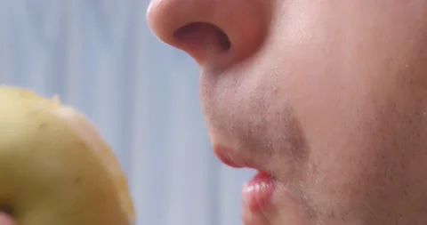 A person bites off an apple close-up. Vidéo 168282320