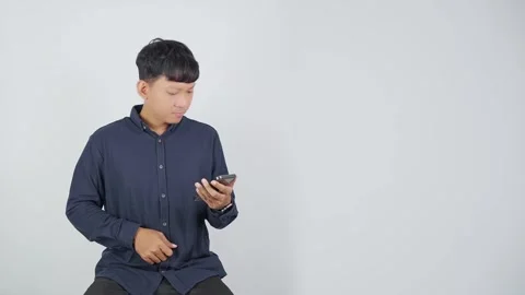 Person Browsing Products While Scrolling Smartphone 動画素材 344830590