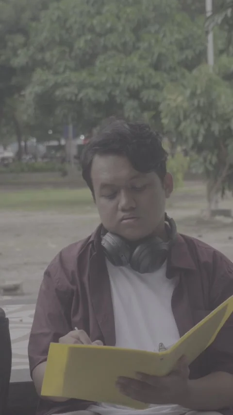 Person in Campus Video stock 329845204