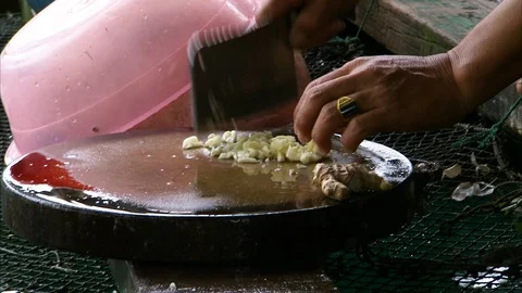 Person chopping garlic Stockbeeldmateriaal 88888997