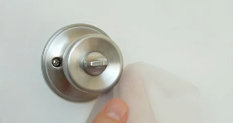A person cleaning a door knobs handle opener. 스톡 동영상 127717215