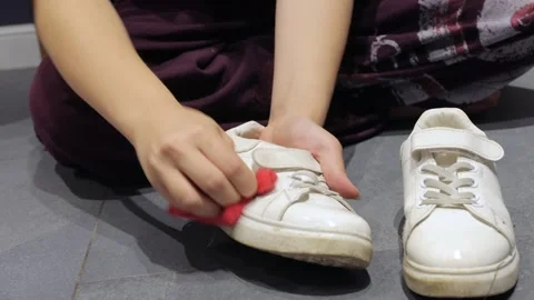 Person cleaning shoe upper with sponge Vídeos de archivo 337955209