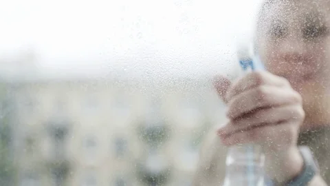 Person cleaning windows using cleaning products Stock-Footage 92418991