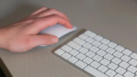 Person clicking a computer mouse at a desk Vídeo Stock 124097692