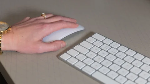 Person clicking a computer mouse at a desk Vídeo Stock 124097985