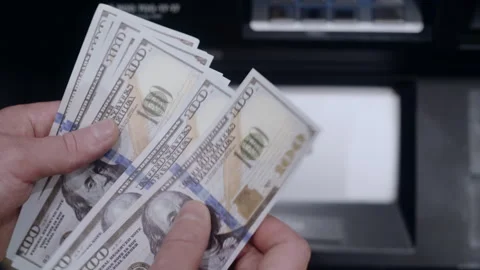 Person counting one hundred dollar bills Vídeos de archivo 336710765