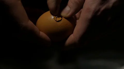 Person cracking egg 库存影片 75877443