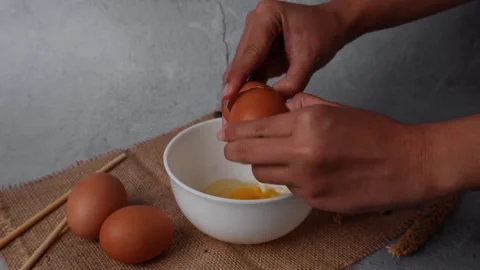 Person Cracking An Egg With Spoon 库存影片 267181384