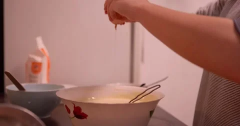 A person cracks an egg 库存影片 331400364