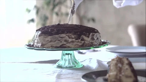 Person cutting the cake and put on plates. Video stock 108963381