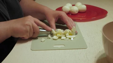 Person cutting eggs in kitchen counter Vidéo 342362052