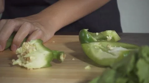 A person cutting a piece of broccoli 库存影片 157874833