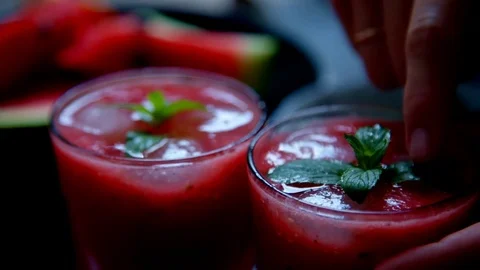 Person decorates red smoothie Vidéo 79933386