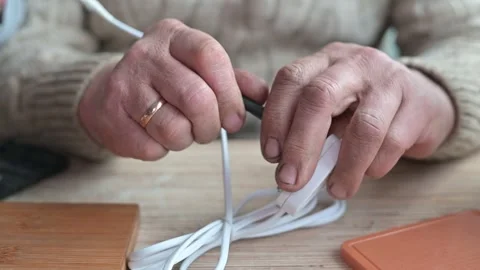 A person demonstrates effective cable management by organizing and separating Vidéo 337111275