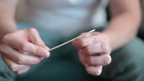 A person demonstrates the use of a nail file for grooming. Видео 337111419