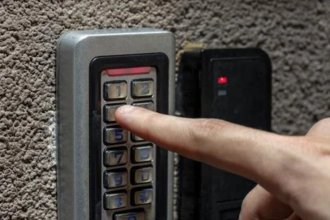 Person Entering Access Code on Building Entry Keypad Stockfoto's