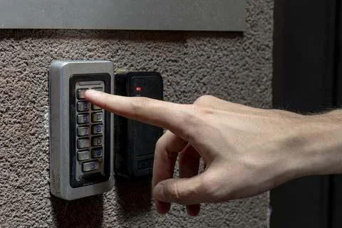 Person Entering Code on Door Access Keypad Stockfoto's