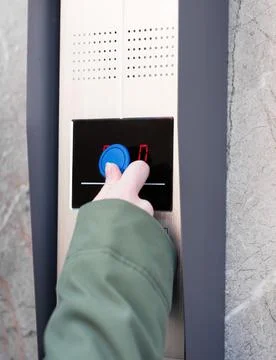 Person entering security code on keypad access control system. Foto stock