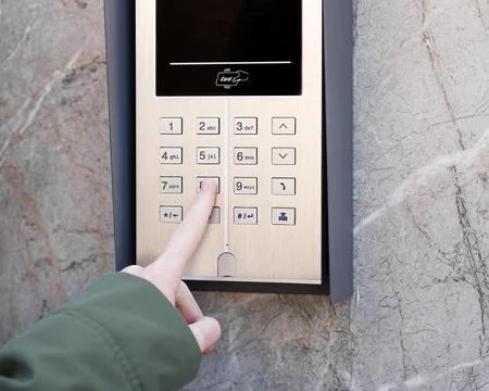 Person entering security code on keypad access control system. Stock-Fotos