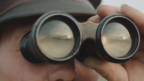 Person Explores Terrain Through Binoculars. Vídeos de archivo 102354403
