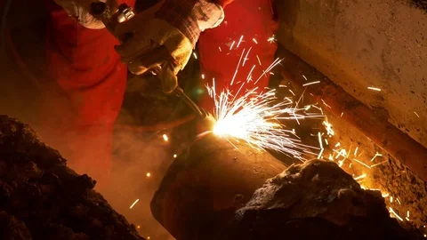 A person fixing a ruptured heating pipe at night at extreme conditions Vídeos de archivo 70496749