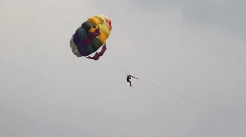 Person flies on a parachute in clouds Vídeos de archivo 7734601