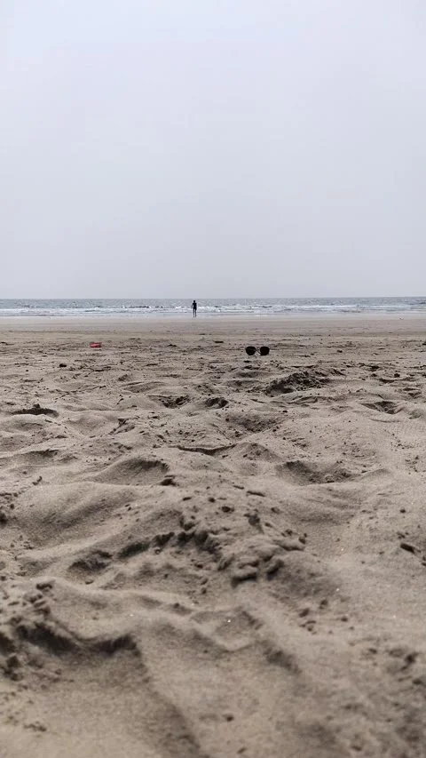 Person going to ocean, glasses Vidéo 152085569