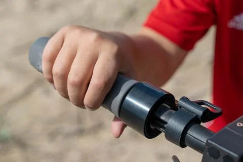 A person grips a firearm while participating in a shooting session Foto stock