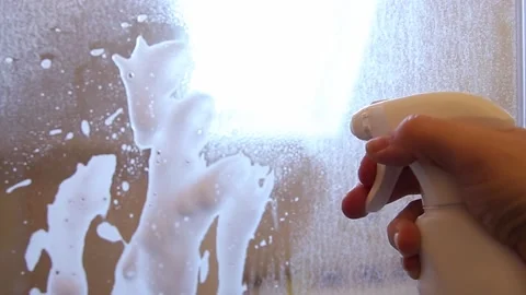 Person hand using limescale remover chemical foam. Stock-Footage 149428693
