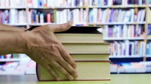 Person hands picking up books Vidéo 292380944