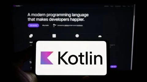 Person holding cellphone with logo of programming language Kotlin on scree... Foto stock
