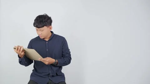 Person in Hurry Checking Wristwatch Vídeo Stock 344831038