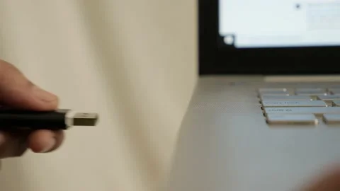 Person inserting plug in flashdisk into usb port in laptop personal computer, Vídeo Stock 170526765