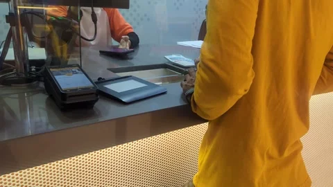 Person interacting with bank teller. Vidéo 330330039