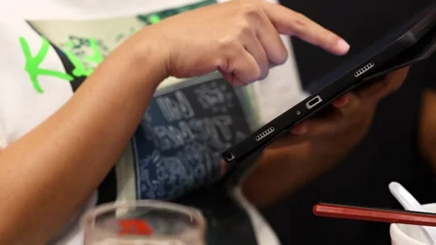 Person Interacting with Tablet at Table Vídeos de archivo 308982288