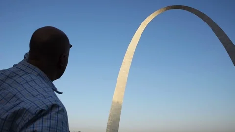 Person looking at St. Louis Arch Stock Footage 82580109