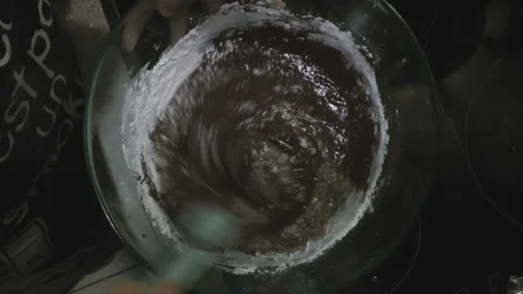 Person is making a chocolate souffle. Vídeos de archivo 233624972