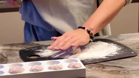 A person is making doughnuts in a kitchen Vidéo 270058424