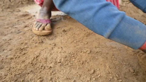 A person manually shaping bricks in an open field. Vídeos de archivo 333051120