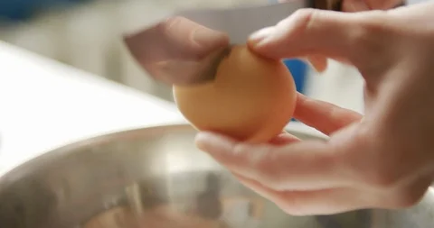 Person opening the egg with the knife Vídeos de archivo 105126528