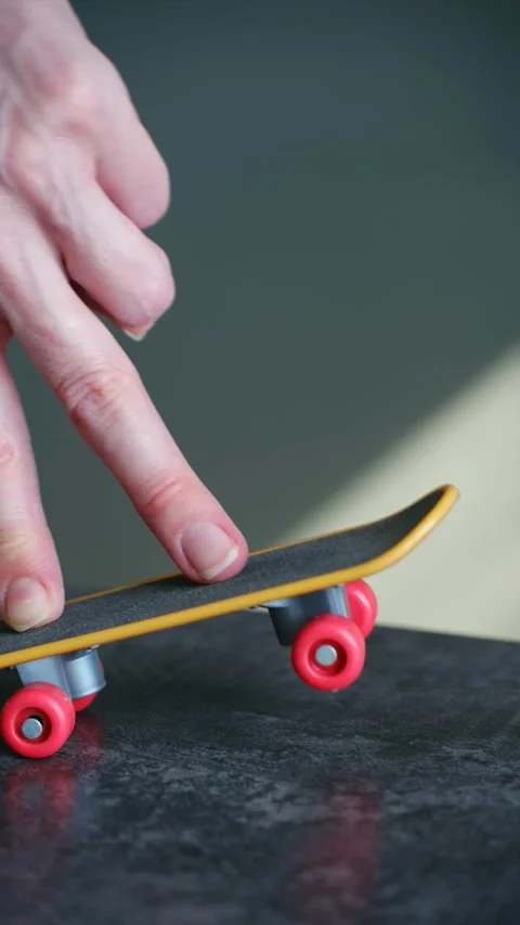 Person performing tricks with a fingerboard Видео 337892469
