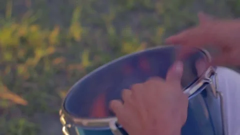 Person playing a caja Vídeos de archivo 75167245