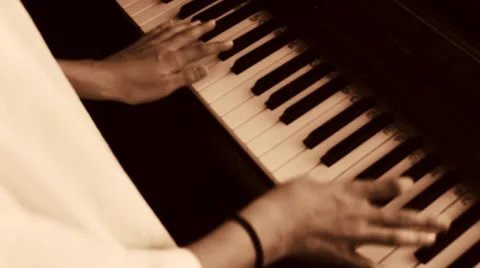 Person playing a keyboard Vídeos de archivo 53770760