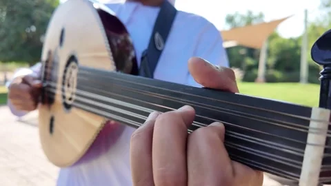 A person playing an oud, a prominent stringed instrument in Middle Eastern music Vidéo 322664921