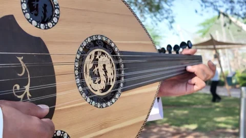 A person playing an oud, a prominent stringed instrument in Middle Eastern music Vídeos de archivo 322666972