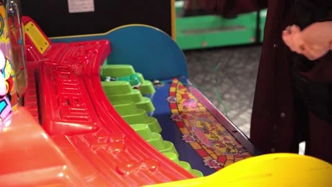 Person playing whack a mole arcade game Vídeos de archivo 340253428